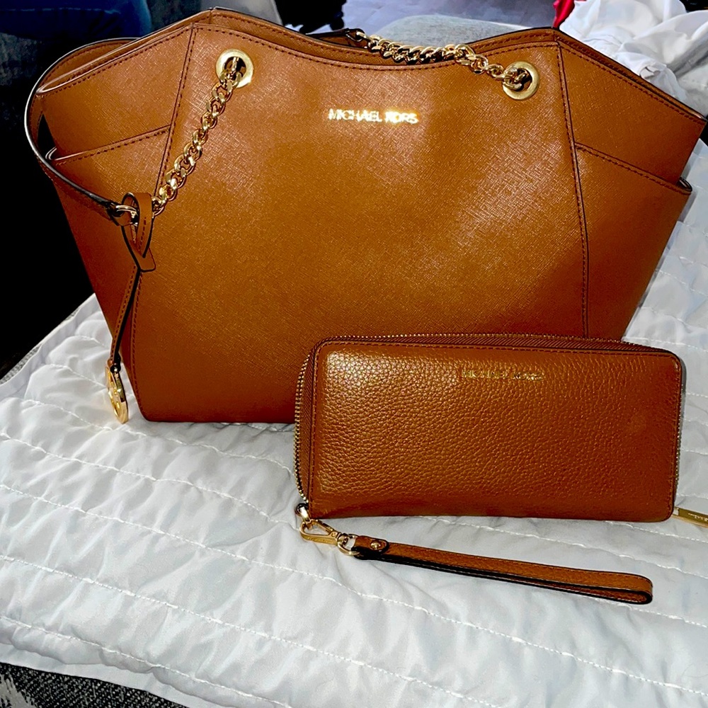 Bolsa michael kors no tiene ningún detalle con la cartera sin detalles